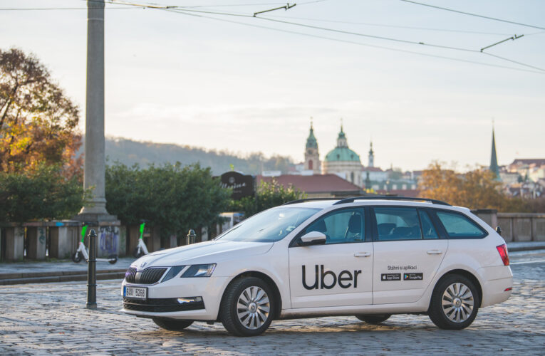Uber v Česku spustil účty pro seniory se zjednodušeným režimem  