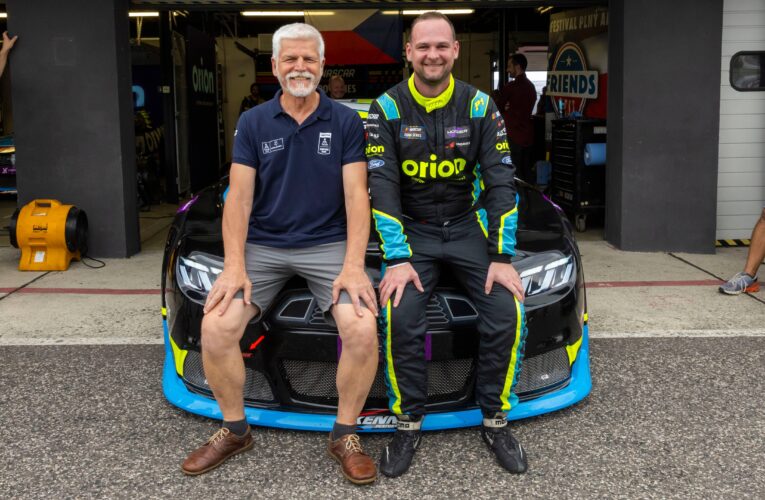 Prezident Petr Pavel usedl za volant NASCARu. Czech Truck Prix & NASCAR 2025 odstartovaly spanilou jízdou