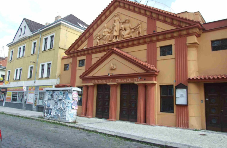 V Branickém divadle se hraje  už 100 let