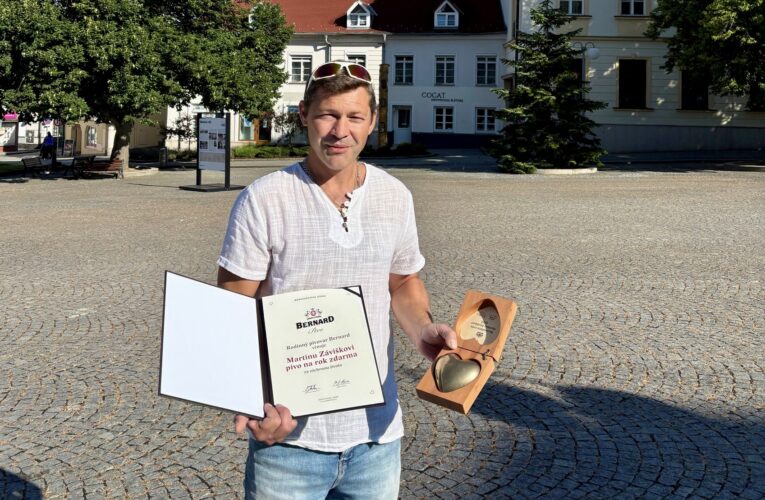 Zastavil kamion, jehož řidič zkolaboval. Dostal za to pivo na rok zdarma