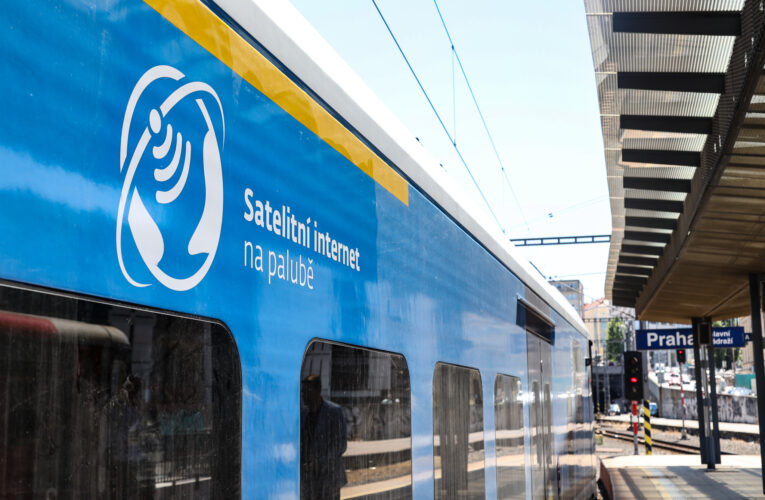 Zkušební provoz satelitního internetu Starlink ve vlaku Českých drah pokračuje