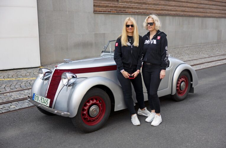 Dámská posádka Národního technického muzea se představí na 58. ročníku jízdy Zbraslav – Jíloviště s vozem Jawa Minor z roku 1939