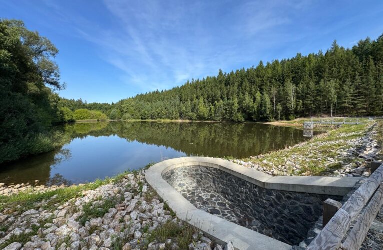 Na Křivoklátsku obnovily Lesy ČR vodní nádrž