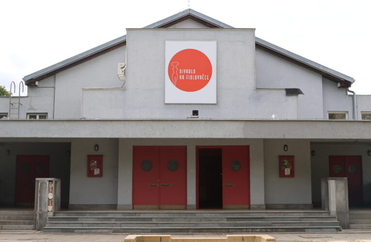 TŘI PREMIÉRY V SEZÓNĚ 2025 – 2026 Amadeus S Oscarem se nerozvedu!  Pan Kaplan má třídu rád