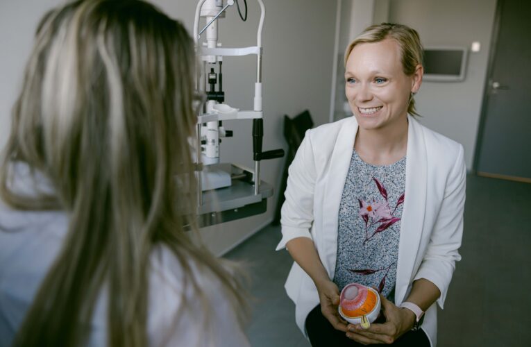 Bez brýlí, ale ne bez rozmyslu. Správná čočka je klíčem k ostrému vidění