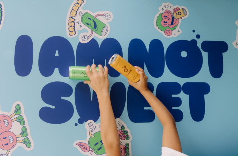 „Dvojka bez cukru“ – pilotní projekt, který mění pitné návyky dětí a učí je recyklovat