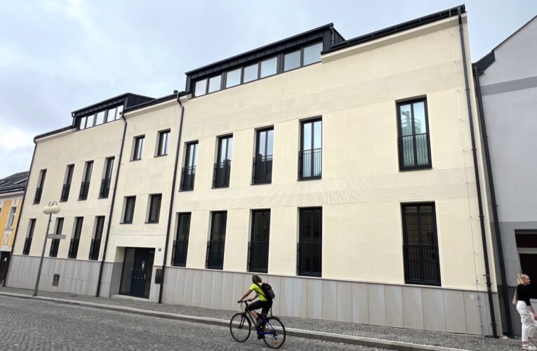 Bernard přestavěl ruinu na moderní byty pro zaměstnance