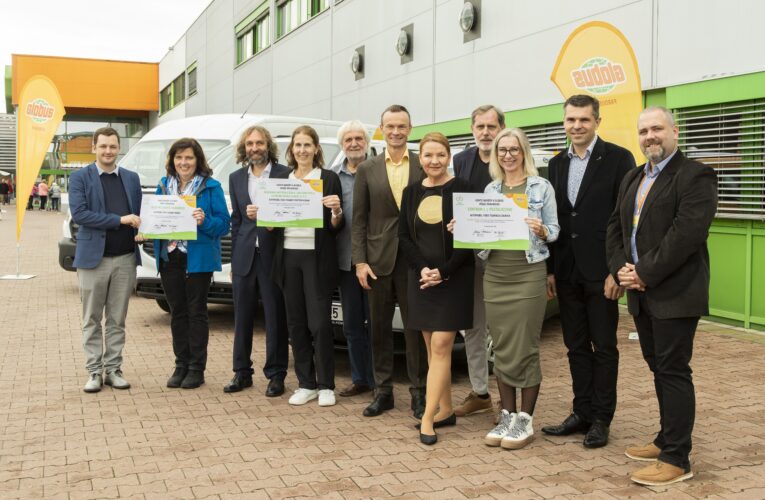 Globus a Konto Bariéry předaly další tři velkoprostorové vozy na pomoc handicapovaným