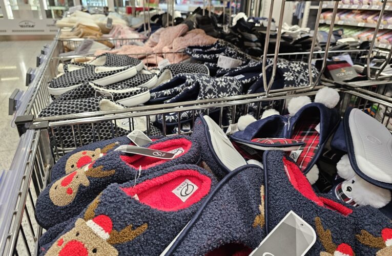 Papučový den v Globusu: Domácí péči o nevyléčitelně nemocné podpoří lidé nákupem obuvi