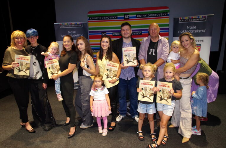 Zpěvačky se svými dětmi pokřtily knihu Fascinující dinosauři