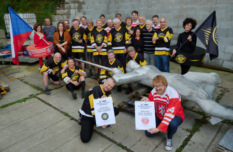 Projekt Adoptuj sochu: Slavní hokejisté z klubů Sklepovští sršáni a Čeští lvi přispěli na restaurování Hokejisty