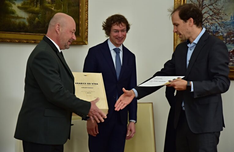 Lesy ČR v čele prestižních žebříčků podniků hodnocených  podle praxe veřejných zakázek a transparentnosti