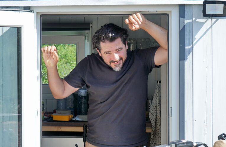  Neuvěřitelné dobrodružství rodiny Vojty Kotka, který nejenže staví farmu, ale zároveň o tom natáčel a stále natáčí dokumentární seriál.