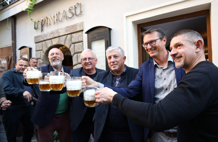 Výčepní zdolali Pinkasovu noční můru. Vyběhli 41 schodů s 10 půllitry piva