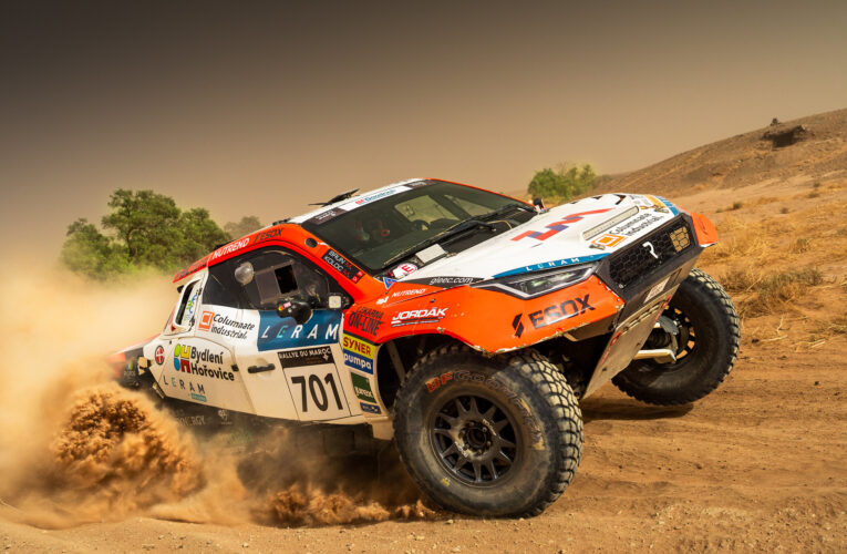 V dunách i v rodině drží spolu.