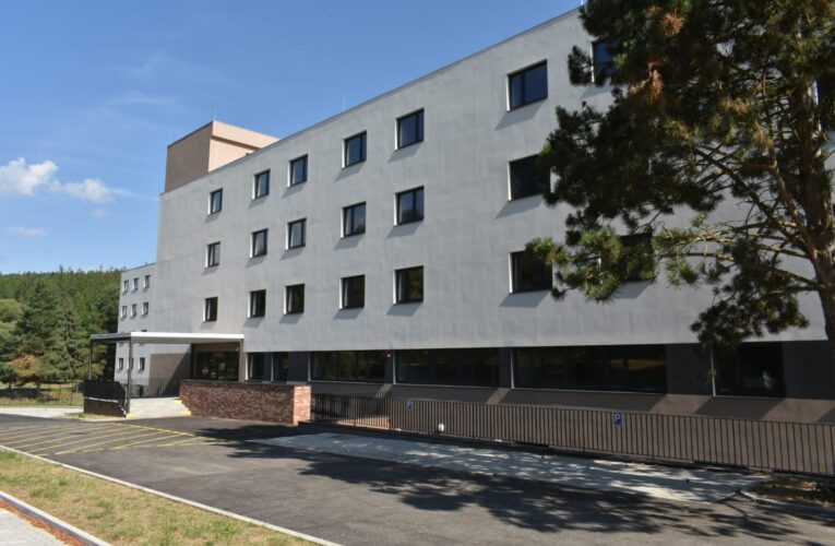 V Hředlích u Berouna se otevírá specializovaný domov pro seniory Clementas – moderní zařízení s unikátní historií a špičkovou péčí v srdci přírody