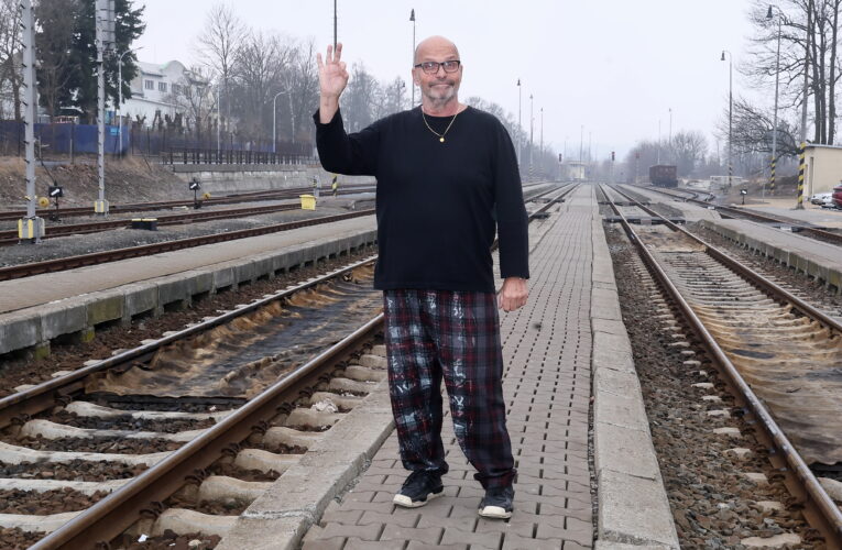 Na další místo pojedeme vlakem. Proč? Protože si šéf jede posvítit na nádražní restauraci v Bruntále.