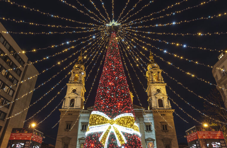 Zářivé Vánoce v Maďarsku: tradiční trhy, světelné show a zimní zázraky