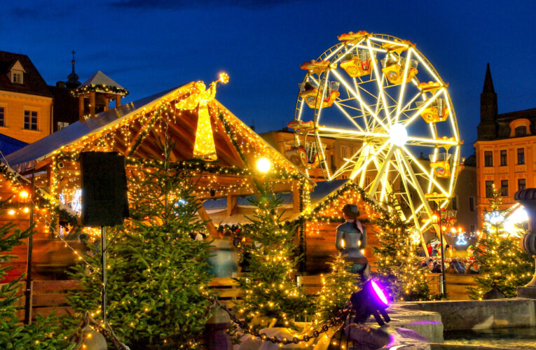 Vánoční čas na jihu Čech rozzáří tisíce světýlek. Adventní atmosféru nabídnou města, zámky i zoo.