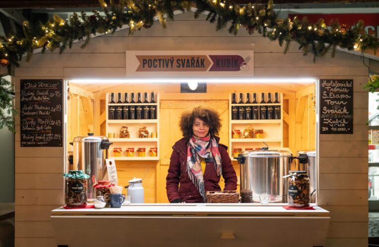 Advent bez stresu, davů a kýče: Holešovická tržnice zve na vánoční trhy, zimní kino i svařák pod širým nebem