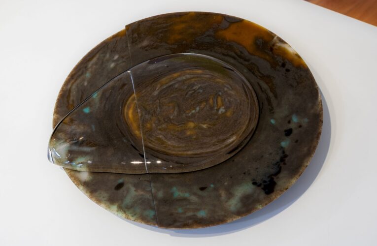 Skleněný objekt Václava Řezáče a další novinky ve stálé expozici Muzea skla a bižuterie