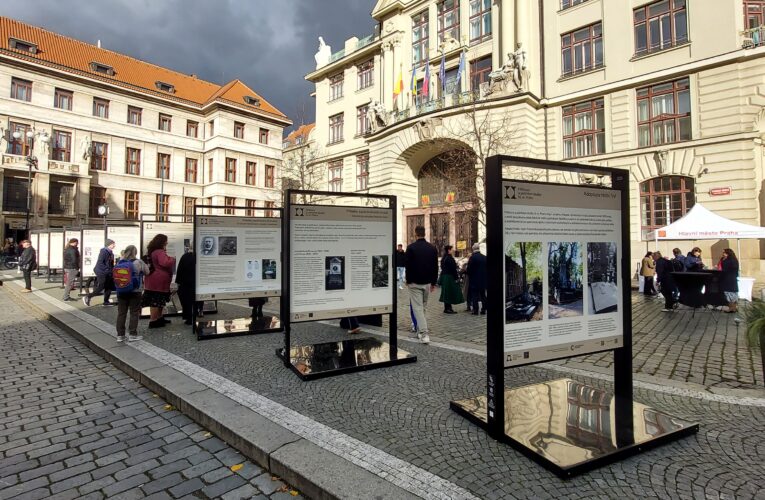 Na Mariánském náměstí byla zahájena výstava Příběhy zachráněných hrobů