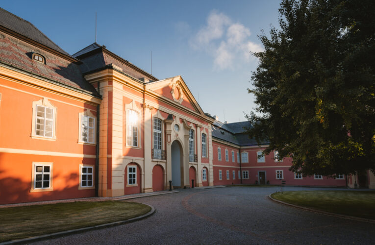 Adventní plavby, vánoční jarmarky i prohlídky zámků. Kde oslavit Vánoce ve středních Čechách?