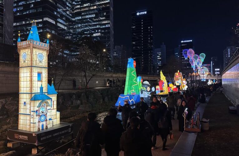 V Soulu září pražská legenda. Staroměstský orloj se rozsvítil v srdci korejské metropole