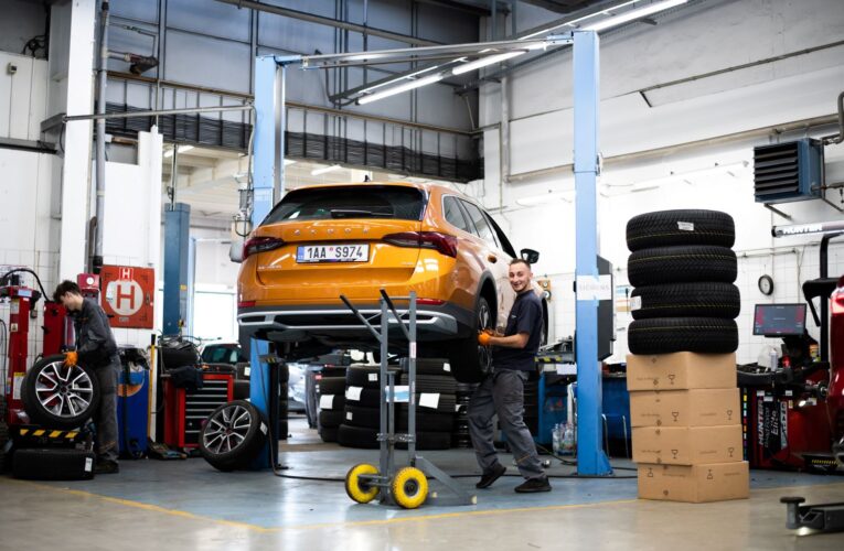 Svátky v autoservisu: tvrdá práce, ale často i veselé okamžiky