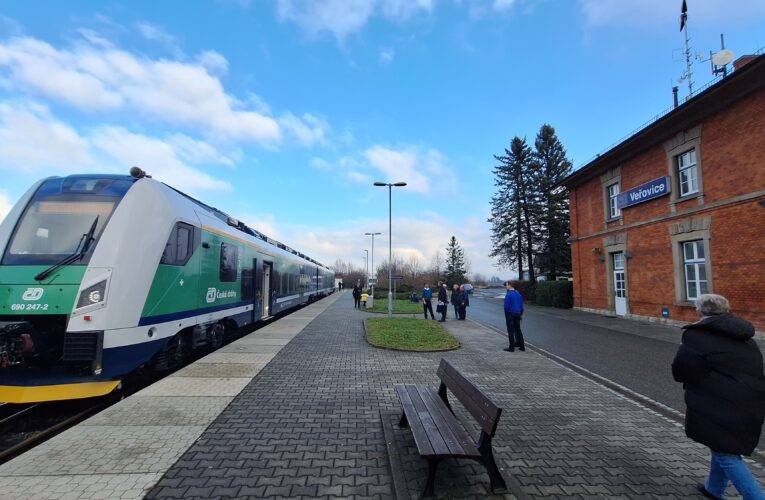 Baterie místo nafty. Akutrolejové vlaky slaví první rok provozu