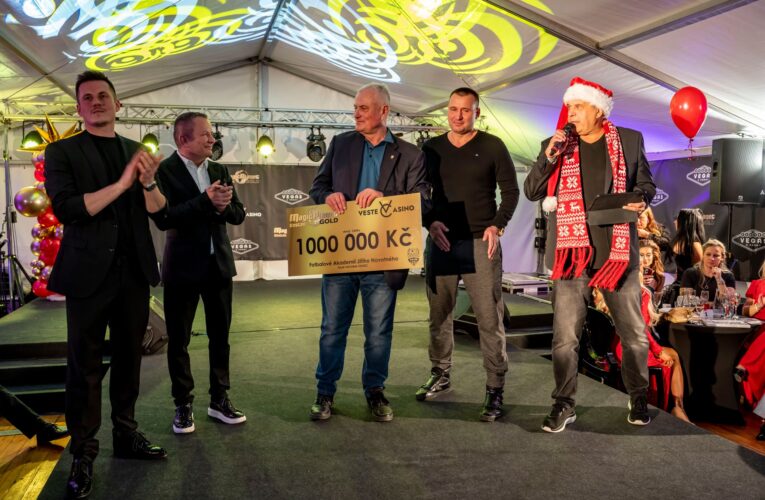Ve Vestci se nadělovalo ještě před Štědrým dnem. Vánoční atmosféru rozjasnila kapela Fun Factory