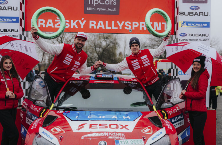 Pražská rally premiéra korunovaná pódiem: Stříteský se Šléglem v barvách Mičánek Motorsport dojeli třetí První závod, první pódium.