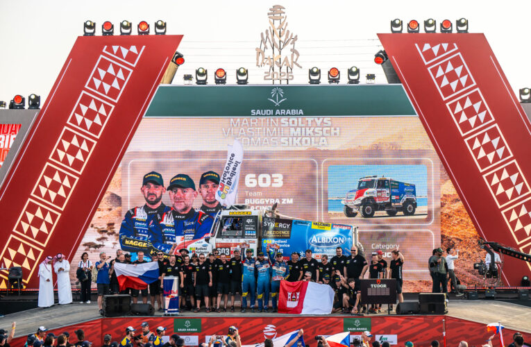 TRUCK: Piloti Buggyry ukončili náročný Dakar ve velkém stylu.