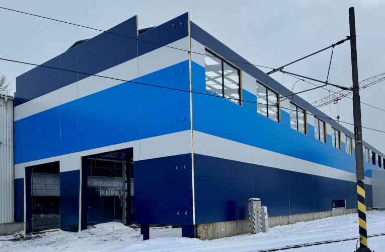 Modernizace servisní haly v Olomouci pokračuje podle plánu. Vzniká moderní zázemí pro regionální vlaky