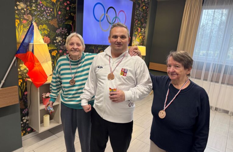 Domov Clementas Mlékovice otevřel vlastní olympijské studio. Klienti zahájili hry curlingem