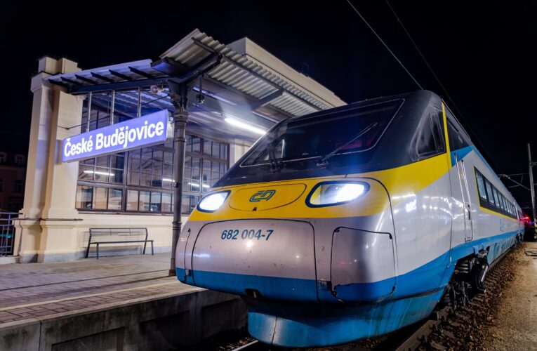 Dvacet pět let jezdí vlaky Českých drah stošedesátkou, jejich počet se zvedl z osmi na tisíc, loni rychlostní limit posunuly na 200 km/h