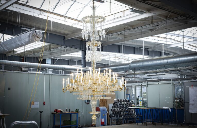 Po 170 letech znovu zazáří:  křišťálový lustr z Hejnic se vrací  do chrámu