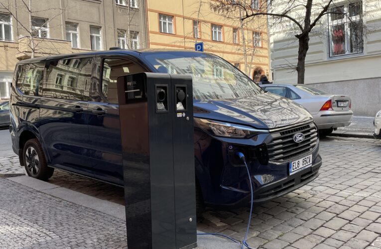 Nové dobíjecí stanice v Praze 2 zefektivní práci pečovatelů