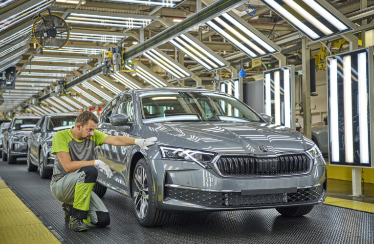 Silné modelové řady a rostoucí elektrifikace táhnou výrobu českých automobilek