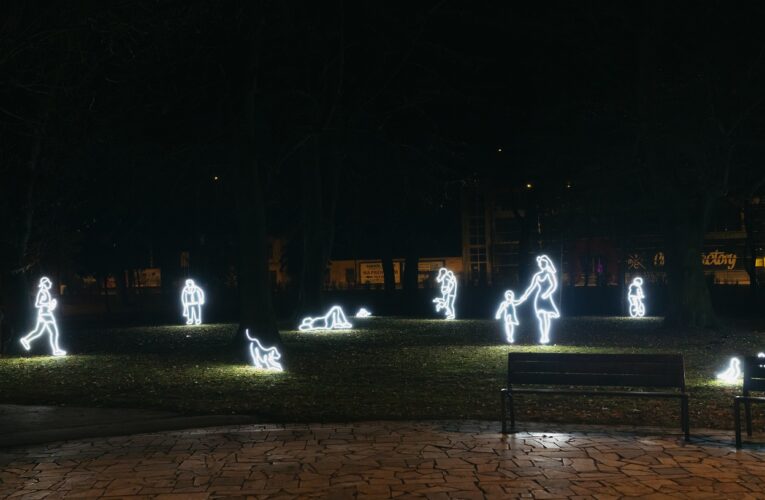 Světlo, které vidíte i slyšíte. Light Art Festival promění Trenčín v galerii světelného umění ze Slovenska i ze světa.