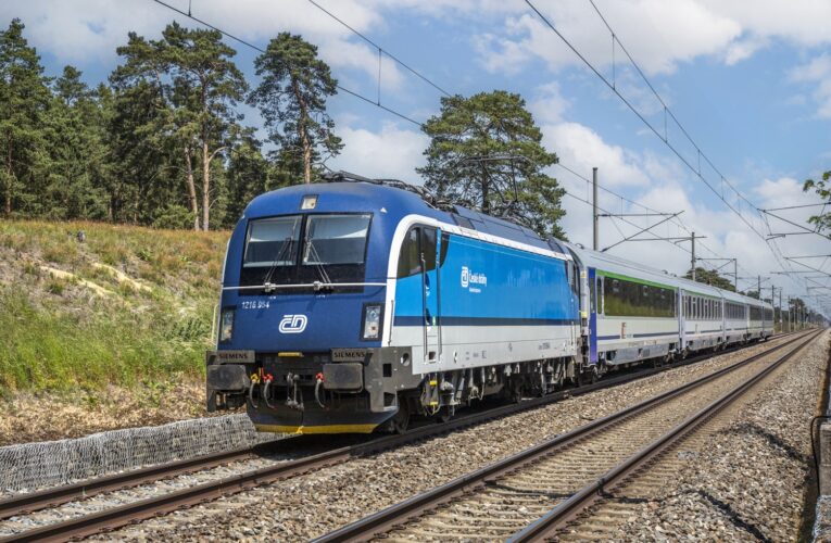 České dráhy zahájily prodej lokomotiv řad 1216 a 380