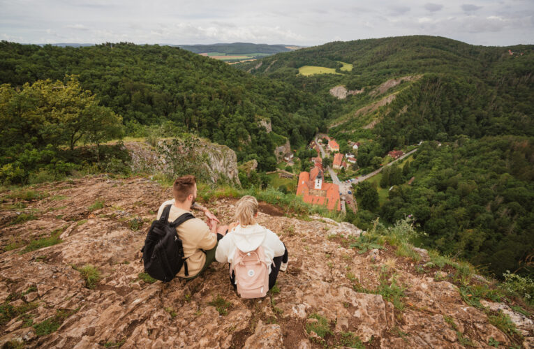 Podél toku řeky Berounky se rozkládá oblast přírodních krás, královských hradů i poutních míst. Berounsko proslulo turistickými cíli, z nichž některé svou slávou dobyly takřka celý svět. Romantické údolí Berounky, půvabné vesničky, živé tradice i celá řada vyhlídek uspokojí každého turistu.
