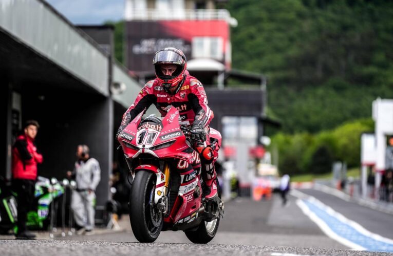 Slunečná sobota v Mostě nabídla rekordy, souboje i silnou vzpomínku na Kamila Holána. WorldSBK zve fanoušky na nedělní finále
