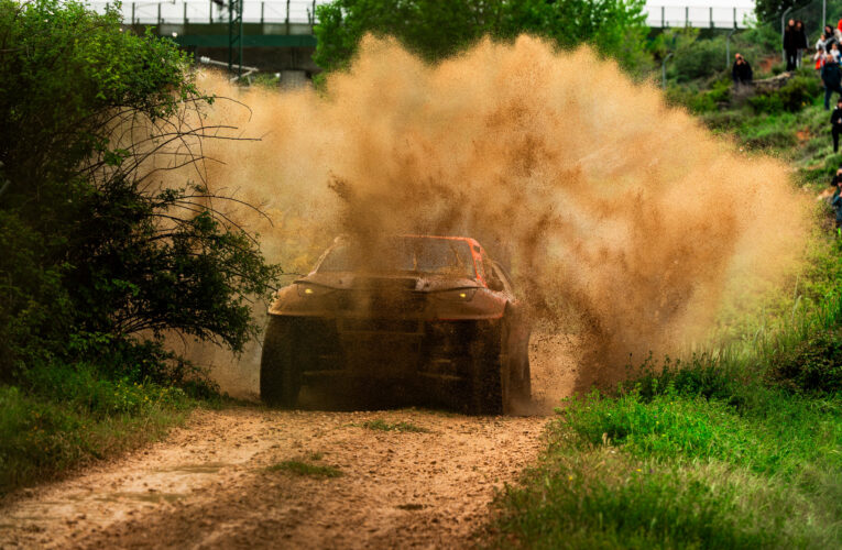Lacko zvládl premiéru v rally, cestu Aliyyah Koloc na stupně vítězů zastavily zrádné bahno a kameny