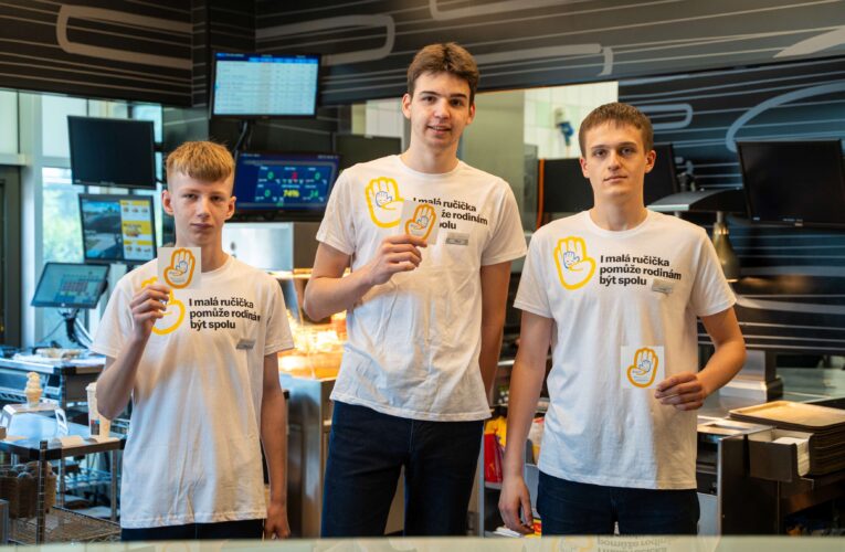 McDonald’s spustil charitativní sbírku Ručičky. Každá samolepka ve tvaru dlaně pomůže rodinám zůstat spolu