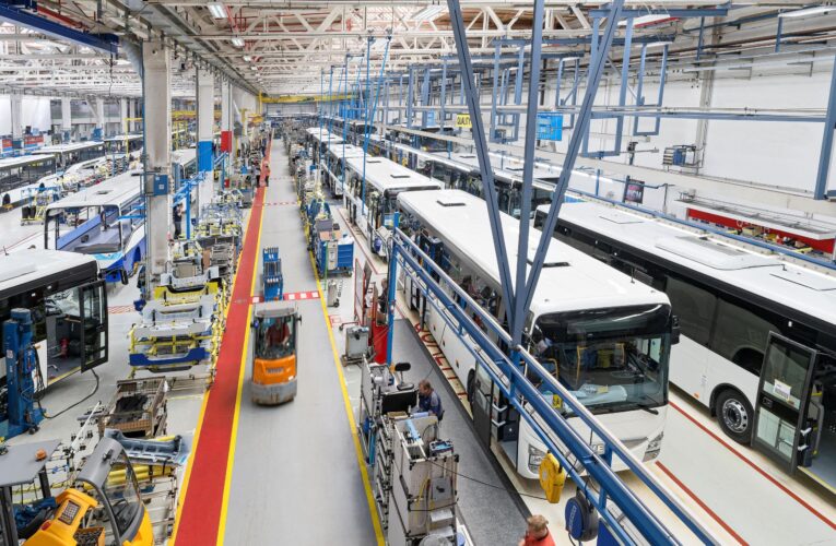 Tuzemská výroba vozidel překonala půlmiliontou hranici o měsíc dříve, rostla i produkce autobusů