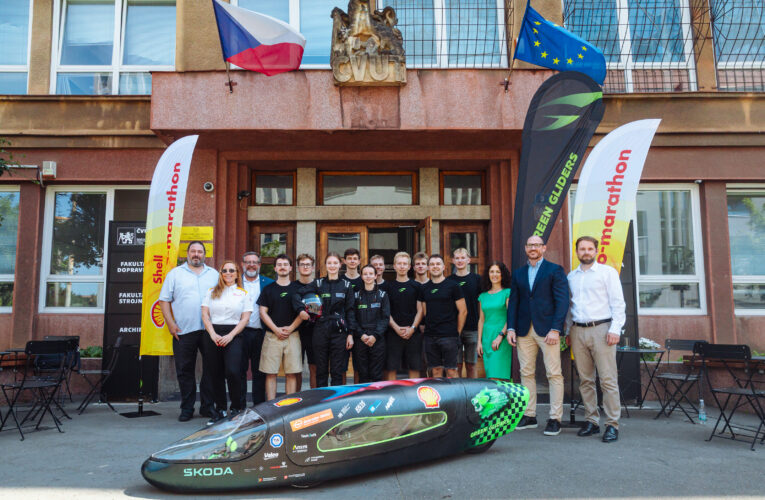 Studenti z Fakulty dopravní ČVUT v Praze představili elektromobil, s nímž míří podruhé na Shell Eco-marathon