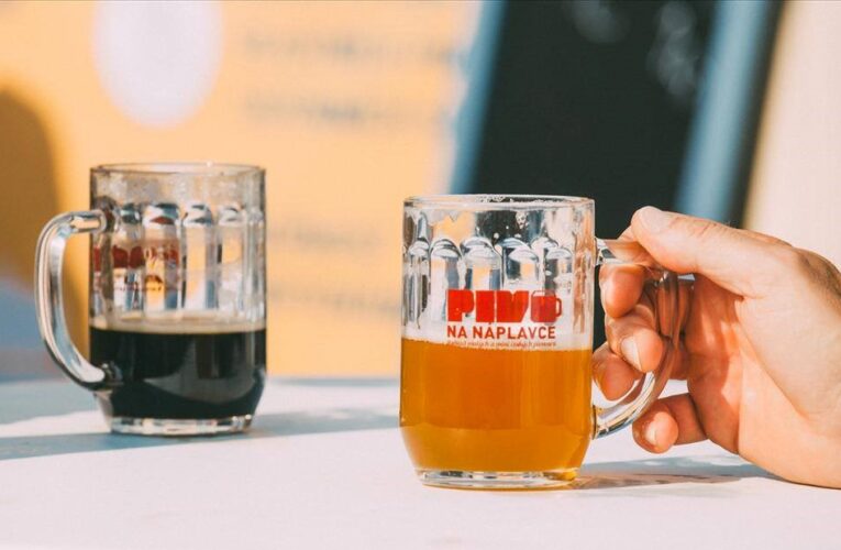 Festival Pivo na Náplavce představí na pravém břehu Vltavy 40 minipivovarů