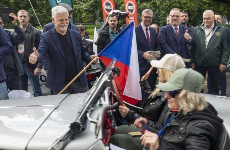 1000 mil československých odstartovali prezident republiky a dva ministři