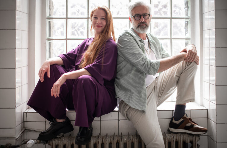 Tisková zpráva: Machač Fashion oblékla českou premiéru hry Prádelna v Brooklynu. Pro herečky vytvořila originální kostýmy na míru
